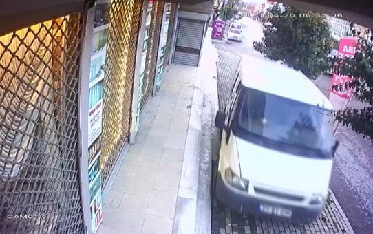 AVCILAR'DA İŞ YERİNDEN TÜL, NEVRESİM VE ÇEYİZ TAKIMI ÇALAN HIRSIZLAR KAMERADA