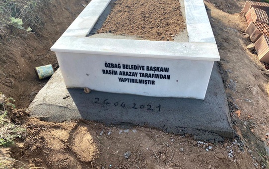 Özbağ Belde Belediye Başkanı Arazay, merhum mahalli sanatçı Ekrem Gündoğdu'nun mezarını yaptırdı