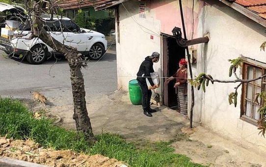 Oyuncu Murat Yıldırım, tam kapanma başlamadan önce ihtiyaç sahiplerine koli dağıttı