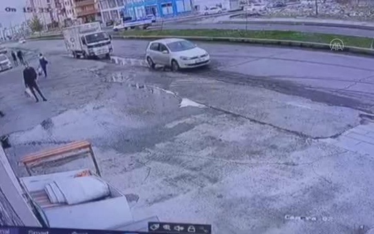 Kamyonet ile minibüs çarpıştı: 3 yaralı
