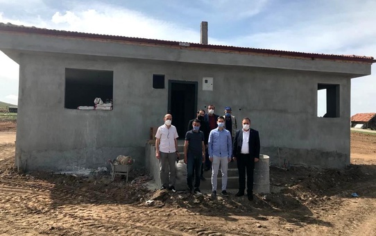 Murathanlar Köyü'nde imam evi ve köy mezarlığı duvarı yapımı tamamlanıyor