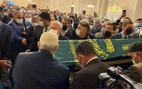 Son dakika haberi | Eski Devlet Bakanı Erhan, Ağrı'da toprağa verildi