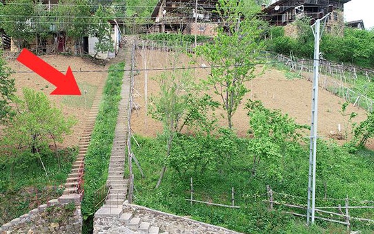 10 yıl önce aralarında tartışma yaşayan komşular, evlerine çıkabilmek için aynı yola 2 farklı merdiven yaptı