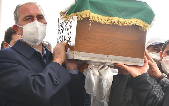 Annesini geçen ay kaybeden Abdulhamit Gül'den duygusal Anneler Günü paylaşımı