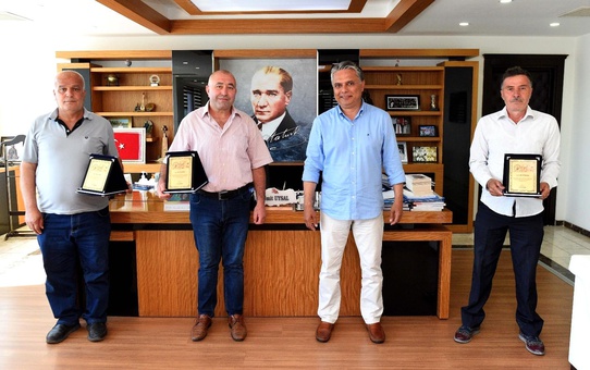 Emekli personele plaket