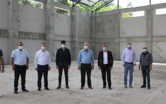 Söğütlü'de 1000 kişilik kapalı spor salonunun tamamlanması için çalışmalar hızlandırıldı