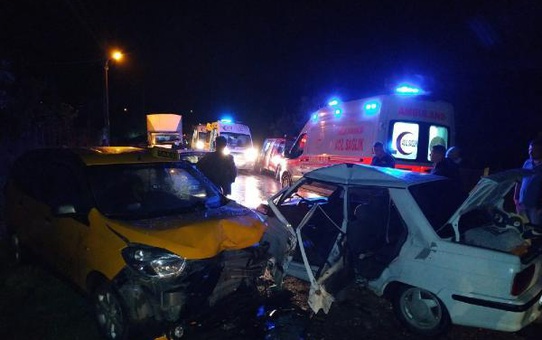 TOKAT'TA TAKSİ İLE OTOMOBİL ÇARPIŞTI: 6 YARALI