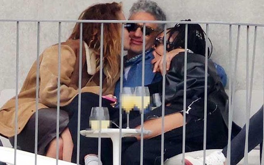 Tessa Thompson, Rita Ora ve Taiki Waititi birbirini öpücüklere boğdu