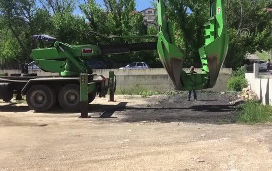 KASTAMONU - İnşaat bölgesinde kalan 8 ağaç sökülerek hastane bahçesinde dikildi