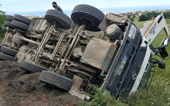 Samsun'da çöken yolda beton mikseri devrildi: 1 yaralı