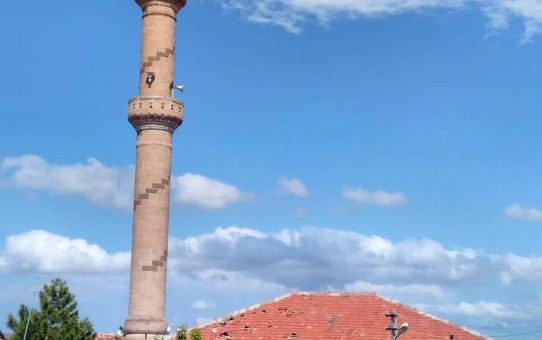 Yıldırım düşen caminin minaresi yıkıldı