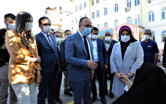 Vali Erkaya Yırık, Palu'da evi yanan nineyi ziyaret etti