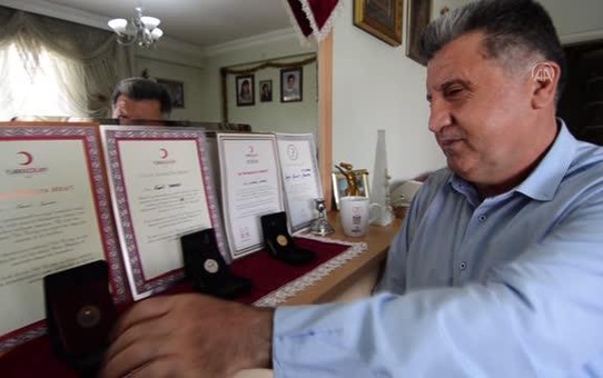 Kanserden yitirdiği oğlunun anısını, kanıyla can olduğu gençlerde yaşatıyor