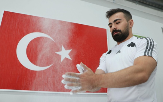 GAZİANTEP - Tokyo Olimpiyatları'na kota alan milli halterci Ferdi Hardal'ın gözü madalyada