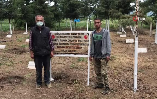 Tarihi şehitliğin bakımını çilek tarlası işçileri yapıyor