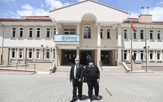Şefkatli baba otizmli kızına her gün 11 kilometrelik okul yolunda eşlik ediyor