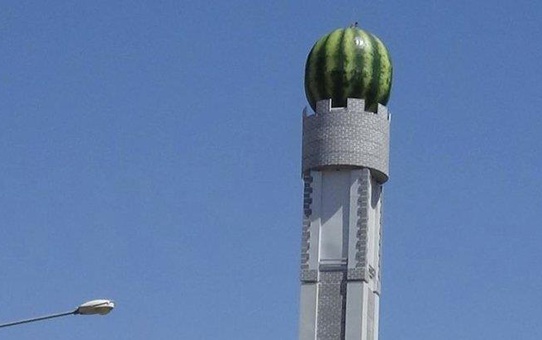 Diyarbakır'da dev karpuz maketi ile kamufle edilen baz istasyonu büyük tepki topladı