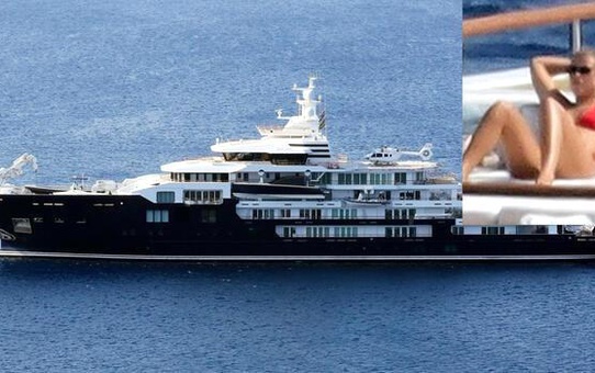 Kimde var böyle keyif? Saray gibi yatla adaları geziyorlar