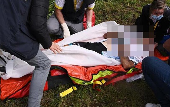 Fransa Bisiklet Turu'nda seyircinin açtığı pankart nedeniyle meydana gelen feci kazada ortalık kana bulandı