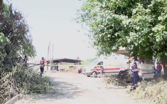 Devrilen traktörün altında kalan sera işçisi öldü