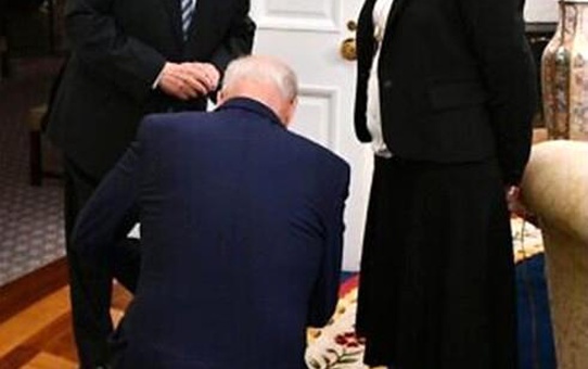 Biden'ın, İsrail Cumhurbaşkanı Rivlin'in Özel Kaleminin önünde diz çökmesi gündemde