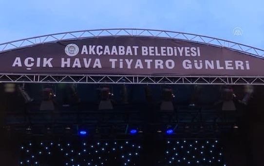 Son dakika gündem: Çocuklar, açık hava tiyatrosunda 'Oz Büyücüsü' adlı oyunu izledi