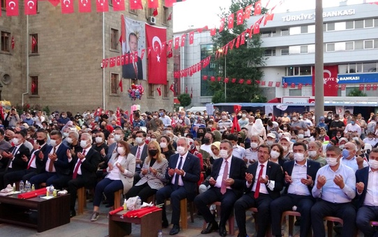 Isparta'da binlerce kişi demokrasi nöbetinde