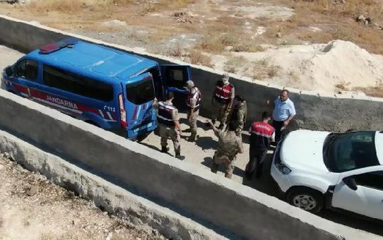 KAVGADA YOLDAN GEÇEN KİŞİYİ TABANCAYLA YARALAYAN ŞÜPHELİ TUTUKLANDI