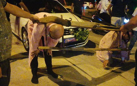 Düğün sonrası geleneği şaşkına çevirdi! Damada kırbaçla vurup, boyundurukla araç çektirdiler
