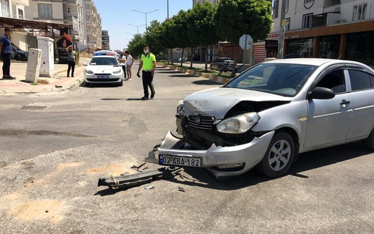 Hafif ticari araç ile otomobil çarpıştı: 2 yaralı