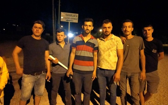 Mahallenin giriş ve çıkışlarında nöbet tutmaya başladılar