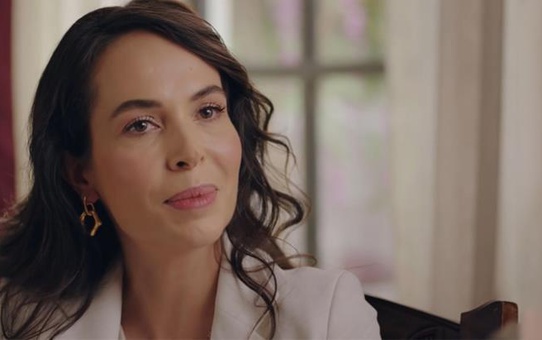 Esra Ronabar'ın meslektaşı Barış Falay ile evli olduğunu duyanlar şaşkına döndü