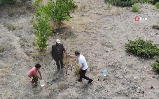 Ahmet dede, 34 yıldır kasabasında bulunan dağa fidan dikiyor