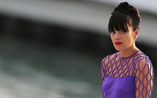 Ünlü şarkıcı Lily Allen'den cinsel ilişki itirafı: Uçak tuvaletinde çılgınca bir deneyimdi