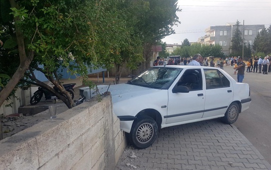Otomobil kaldırımda duran gençlerin arasına daldı: 4 yaralı