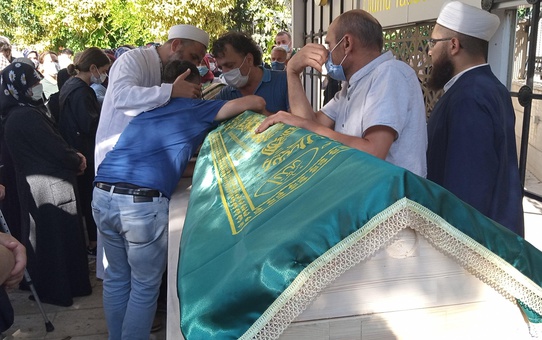Kocaeli'deki bıçaklı kavgada iki komşularını öldürdükleri iddiasıyla yakalanan anne ile oğlu tutuklandı
