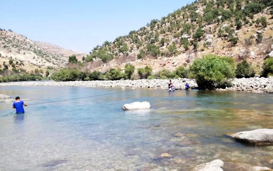 Botan Çayı'nda mahsur kalan 2 balıkçı kurtarıldı