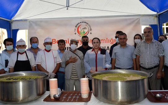 Besni ilçesinde vatandaşlara aşure ikram edildi