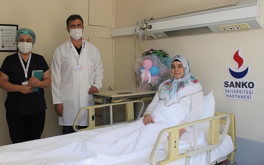 Gaziantep'te böbrek nakliyle sağlığına kavuşan genç kadın ikiz bebek sevinci yaşıyor