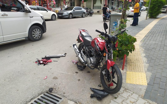 Vezirköprü'de otomobilin çarptığı motosiklet sürücüsü yaralandı