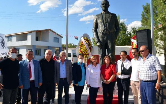 Doğdukları mahalleye 3,5 metrelik Atatürk heykeli yaptırdılar