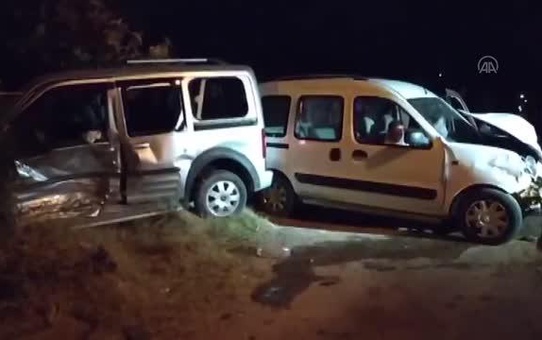 İki hafif ticari araç çarpıştı: 9 yaralı