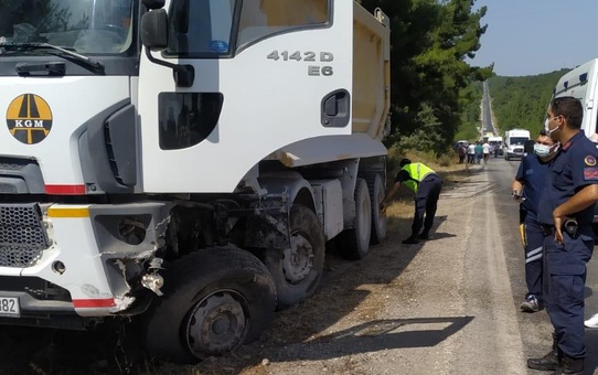 Manisa'da otomobil ve kamyonun çarpışması sonucu sürücüler yaralandı