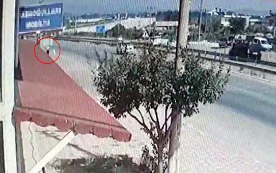 TABELANIN DİREĞİNE ÇARPAN MOTOSİKLETİN SÜRÜCÜSÜ ÖLDÜ; KAZA KAMERADA