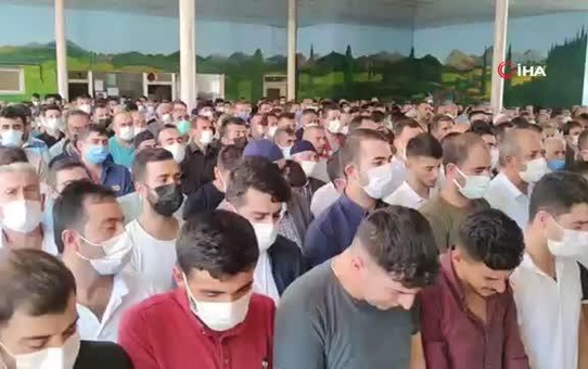 Trafik kazasında hayatını kaybeden anne oğul gözyaşları ile son yolculuğuna uğurlandı