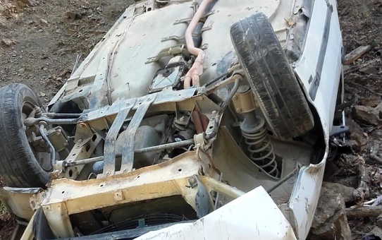 Otomobil 200 metrelik uçurumdan yuvarlandı: 2 yaralı