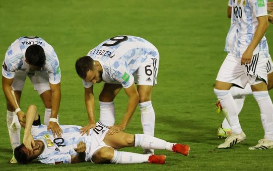 Messi'ye faul yapan oyuncu, direkt kırmızı kartla oyundan ihraç edildi