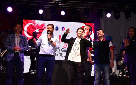 Mustafa Ceceli Sındırgı'yı coşturdu