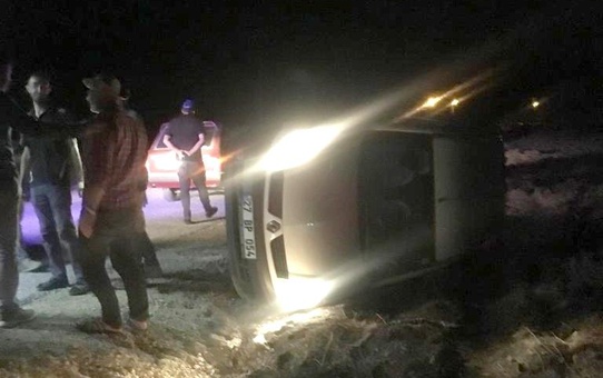Kontrolden çıkan hafif ticari araç devrildi