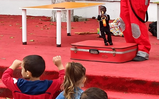 Anaokullu minikler kukla tiyatrosu ile eğlenceye doydu